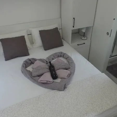 Apartment In Park Forest Soline Near The Sea *