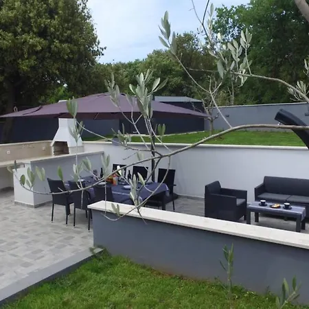 In Park Forest Soline Near The Sea Appartamento *